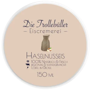 Haselnusseis-Becher „Die Trollebüller Eiscremerei“ mit beigem Deckel, Illustration von Milchkanne und Haselnüssen, Hinweis auf natürliche, regionale Herstellung, 150 ml