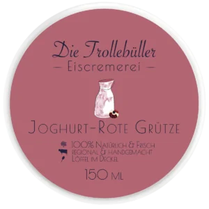 Joghurt-Rote-Grütze-Eis-Becher „Die Trollebüller Eiscremerei“ mit rosafarbenem Deckel, Illustration von Milchkanne und Beeren, Hinweis auf natürliche, regionale Herstellung, 150 ml