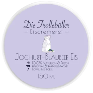 Joghurt-Blaubeer-Eis-Becher „Die Trollebüller Eiscremerei“ mit hellviolettem Deckel, Illustration von Milchkanne und Blaubeeren, Hinweis auf natürliche, regionale Herstellung, 150 m