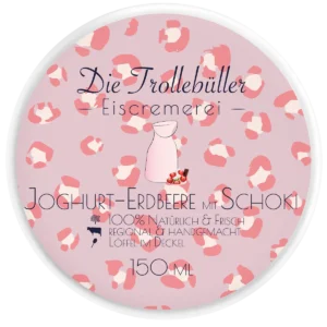 Eisbecher-Deckel „Joghurt-Erdbeere mit Schoki“ von Die Trollebüller Eiscremerei mit rosafarbenem Leopardenmuster, Illustration von Milchkanne, Erdbeeren und Schokolade, handgemachte und natürliche Herstellung, 150 ml