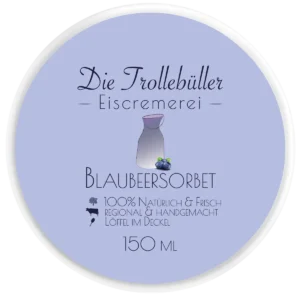 Blaubeersorbet-Becher „Die Trollebüller Eiscremerei“ mit blau-violettem Deckel, Illustration von Milchkanne und Blaubeeren, Hinweis auf natürliche, regionale Herstellung, 150 ml